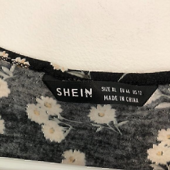 SHEIN Quite Ditsy Floral Print Surplice Neck Crop Top Tee Black White Daisy 12 - Picture 6 of 12